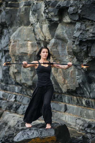 Deniz kıyısında ateş gösterisi