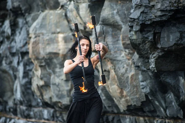 Deniz kıyısında ateş gösterisi