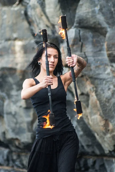 Deniz kıyısında ateş gösterisi