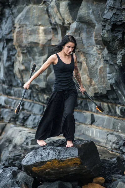 Deniz kıyısında ateş gösterisi