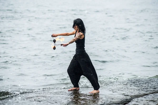 Deniz kıyısında ateş gösterisi