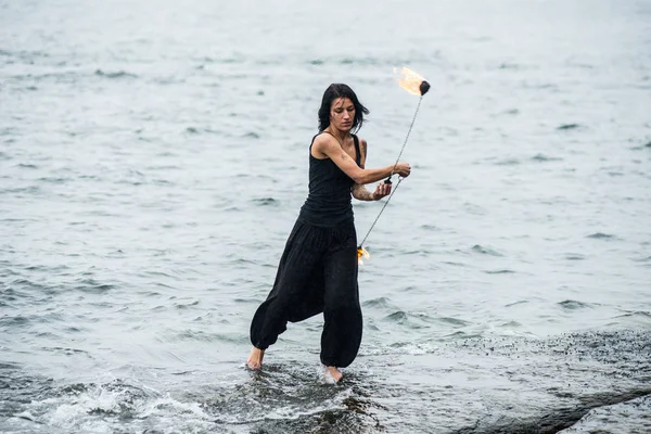 Deniz kıyısında ateş gösterisi