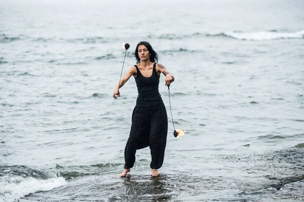 Deniz kıyısında ateş gösterisi