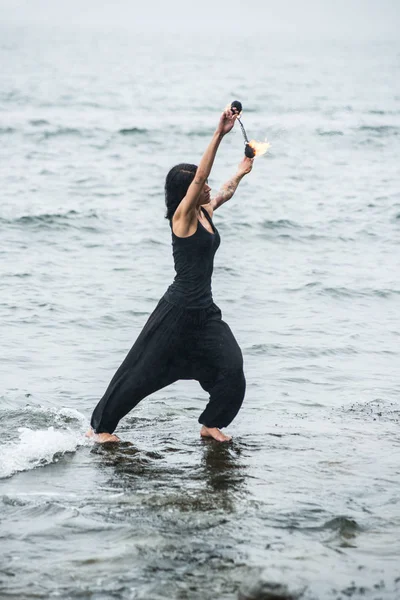 Deniz kıyısında ateş gösterisi