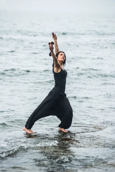 Deniz kıyısında ateş gösterisi