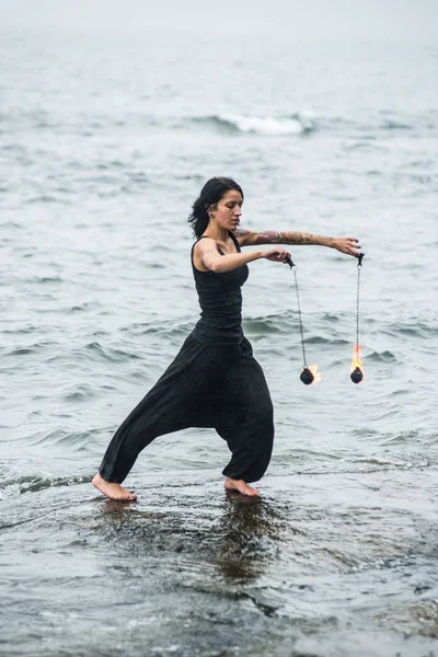 Deniz kıyısında ateş gösterisi