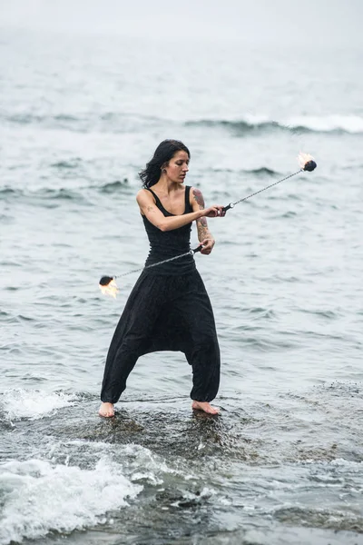 Deniz kıyısında ateş gösterisi