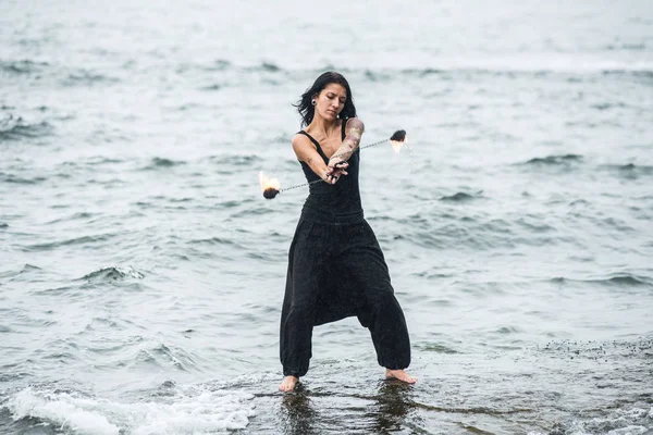 Deniz kıyısında ateş gösterisi