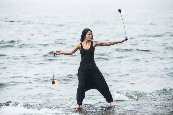 Deniz kıyısında ateş gösterisi