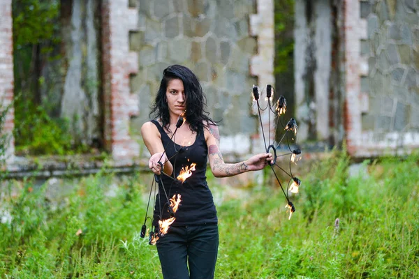 Deniz kıyısında ateş gösterisi