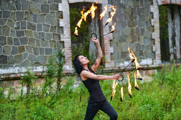 Deniz kıyısında ateş gösterisi