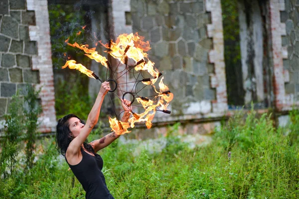 Deniz kıyısında ateş gösterisi