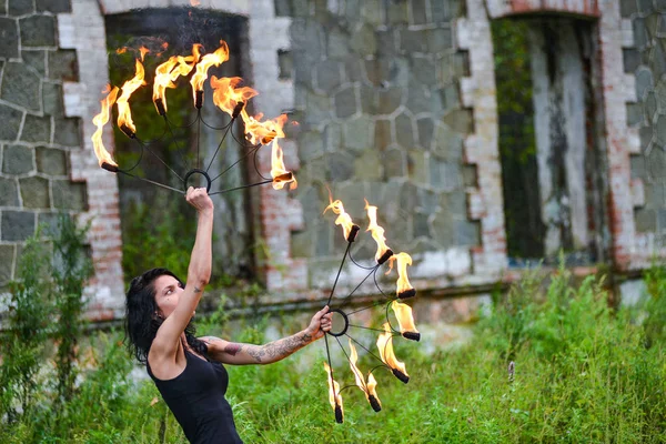 Deniz kıyısında ateş gösterisi