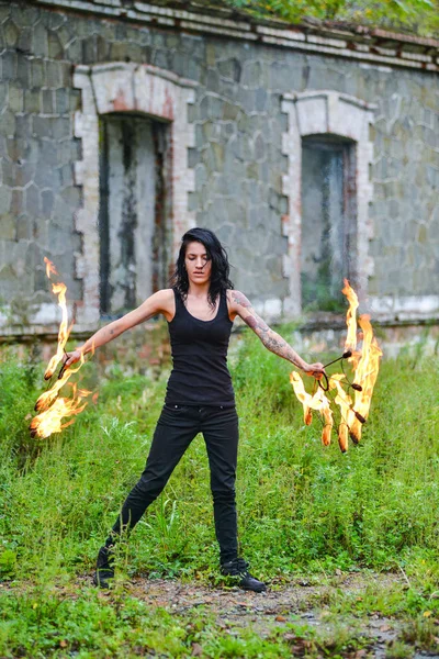 Deniz kıyısında ateş gösterisi