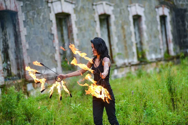 Deniz kıyısında ateş gösterisi