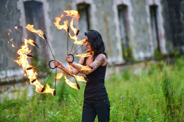 Deniz kıyısında ateş gösterisi