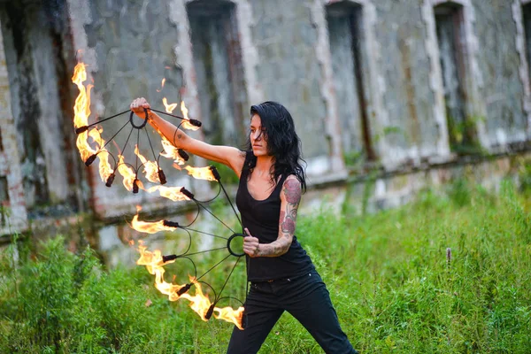 Deniz kıyısında ateş gösterisi