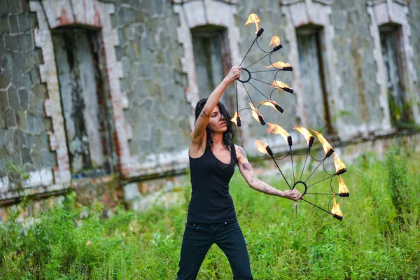 Deniz kıyısında ateş gösterisi