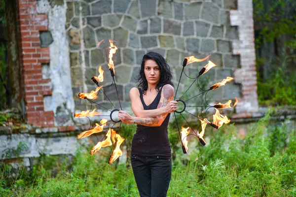 Deniz kıyısında ateş gösterisi