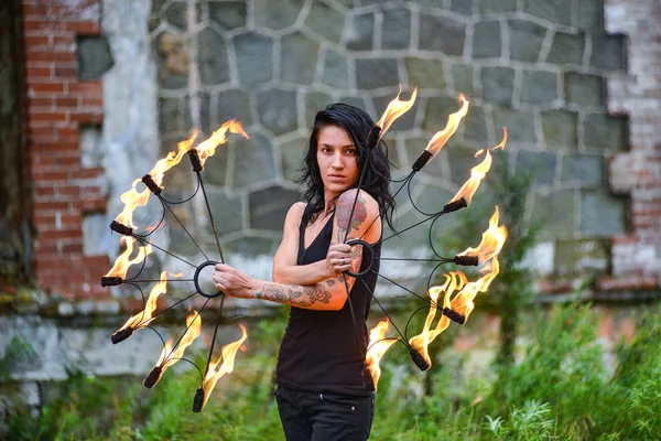 Deniz kıyısında ateş gösterisi