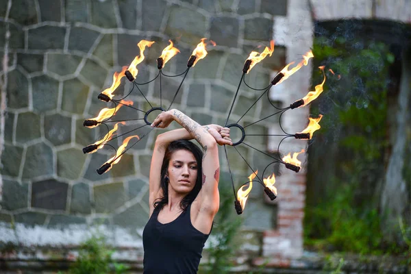 Deniz kıyısında ateş gösterisi