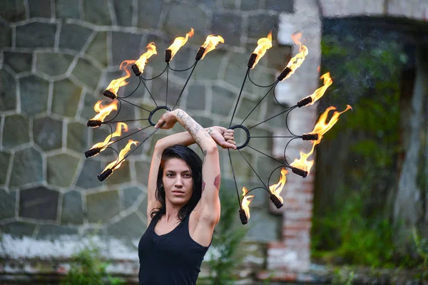 Deniz kıyısında ateş gösterisi