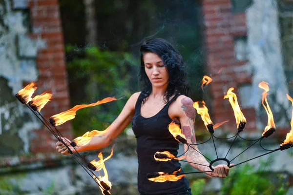 Deniz kıyısında ateş gösterisi