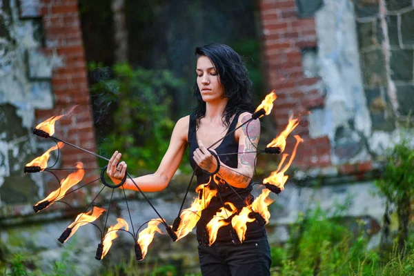 Deniz kıyısında ateş gösterisi