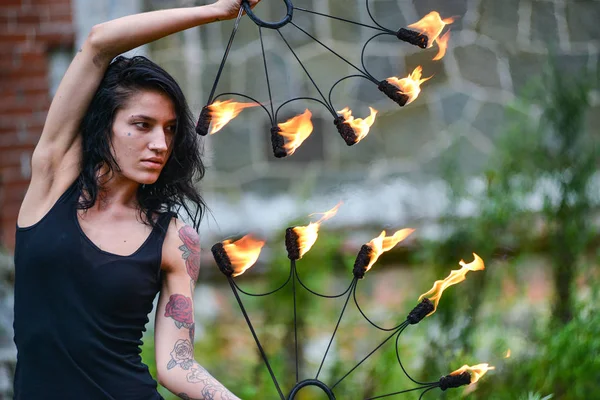 Deniz kıyısında ateş gösterisi