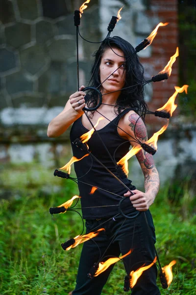 Deniz kıyısında ateş gösterisi