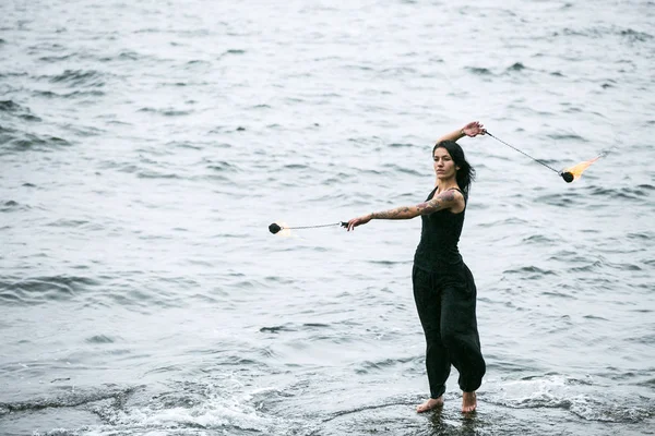 Deniz kıyısında ateş gösterisi