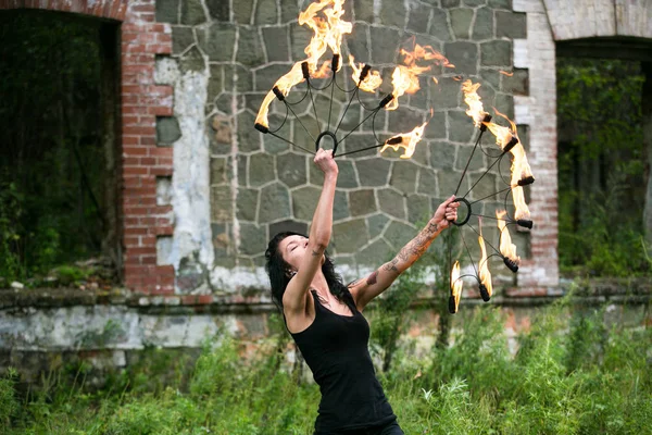 Deniz kıyısında ateş gösterisi