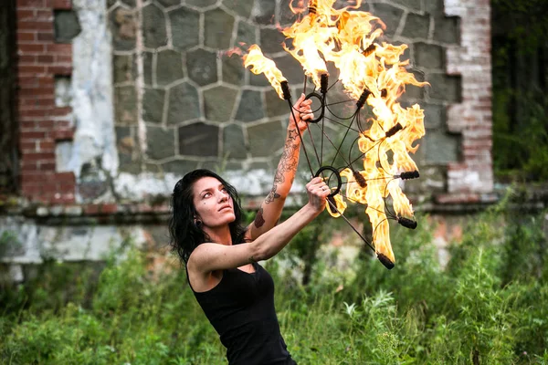 Deniz kıyısında ateş gösterisi