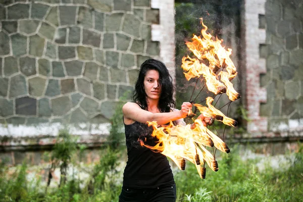 Deniz kıyısında ateş gösterisi