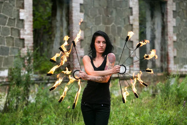 Deniz kıyısında ateş gösterisi