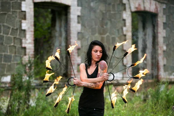 Deniz kıyısında ateş gösterisi