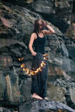 Deniz kıyısında ateş gösterisi ile oynamak