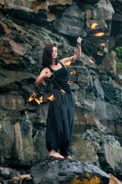 Deniz kıyısında ateş gösterisi ile oynamak