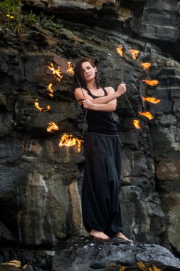 Deniz kıyısında ateş gösterisi ile oynamak