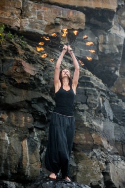 Deniz kıyısında ateş gösterisi ile oynamak