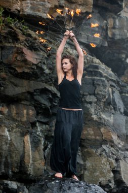 Deniz kıyısında ateş gösterisi ile oynamak