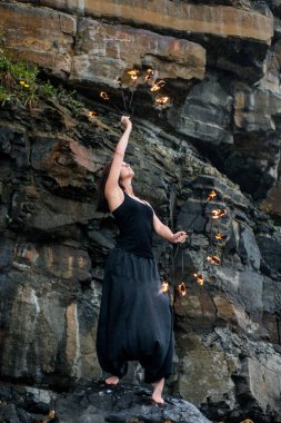 Deniz kıyısında ateş gösterisi ile oynamak