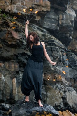 Deniz kıyısında ateş gösterisi ile oynamak