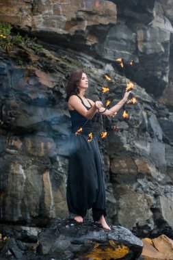 Deniz kıyısında ateş gösterisi ile oynamak