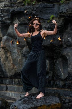 Deniz kıyısında ateş gösterisi ile oynamak