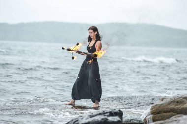 Deniz kıyısında ateş gösterisi ile oynamak