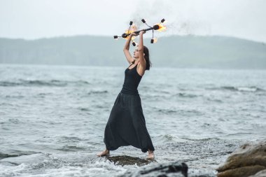 Deniz kıyısında ateş gösterisi ile oynamak