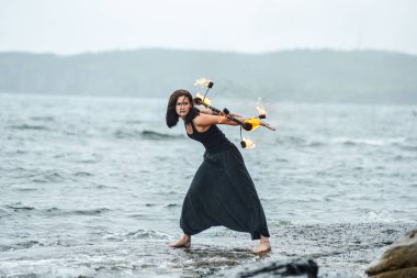 Deniz kıyısında ateş gösterisi ile oynamak