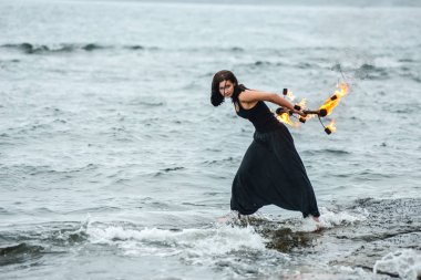 Deniz kıyısında ateş gösterisi ile oynamak