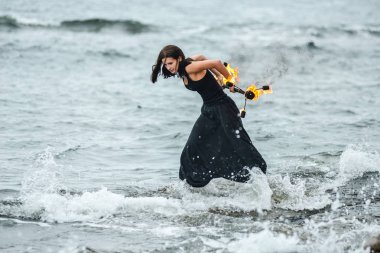 Deniz kıyısında ateş gösterisi ile oynamak